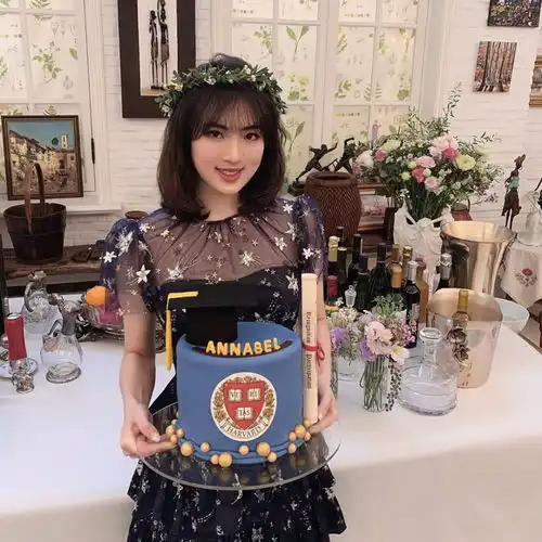 任正非小女儿开派对庆祝哈佛毕业,中文名字曝光,用苹果手机自拍