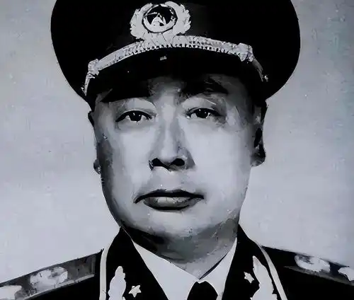陈毅为何总戴墨镜主席说为了挡杀气,多年后陈毅儿子却给出答案