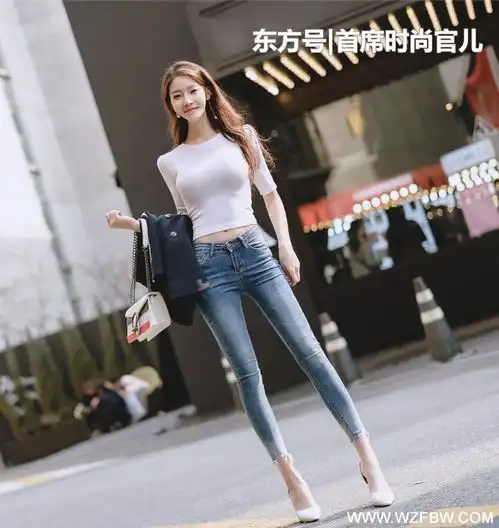 街拍美女颜值很高的紧身打底裤小姐姐,性感靓丽十分优美迷人