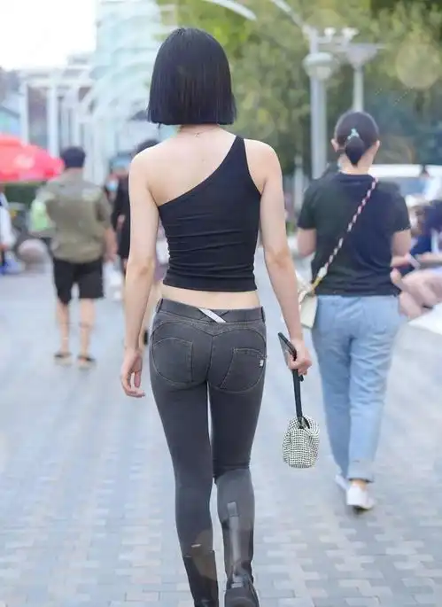 柳腰花态的瑜伽裤美女,职业女性那种独有的成熟稳重,更显质感