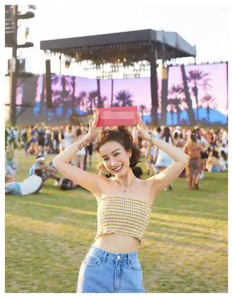 美女明星主持人吴昕新造型惊艳似十八岁少女户外时尚写真