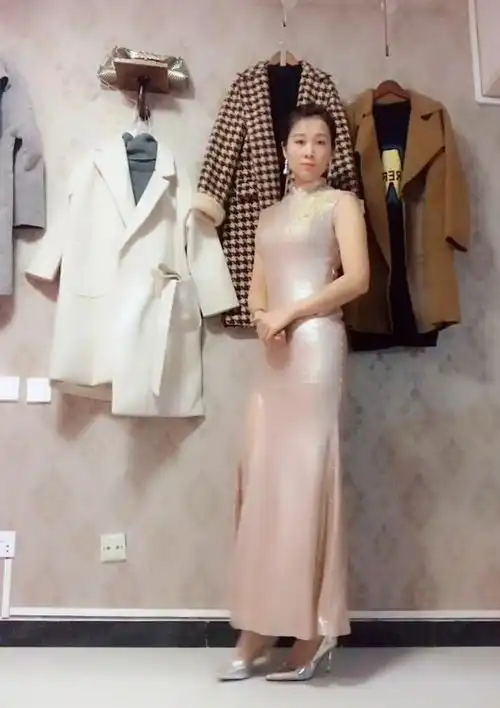 穿上开叉裙的轻熟美女,轻松修饰出美蛇腰