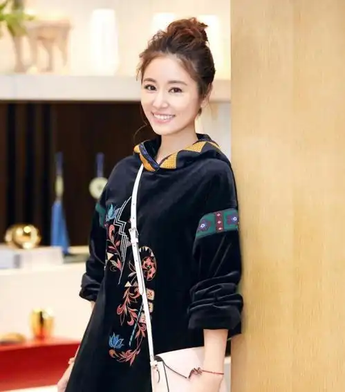 明星打扮成少女去时装周,丸子头配卫衣嫩到没朋友,越来越女神