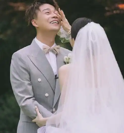 主持人沈涛老婆罕露面两人当众亲吻好甜蜜,亲密拥抱一脸满足