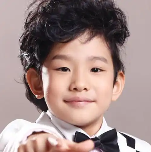 幼儿园小仙女走红,在一堆孩子中脱颖而出,网友天生的女主
