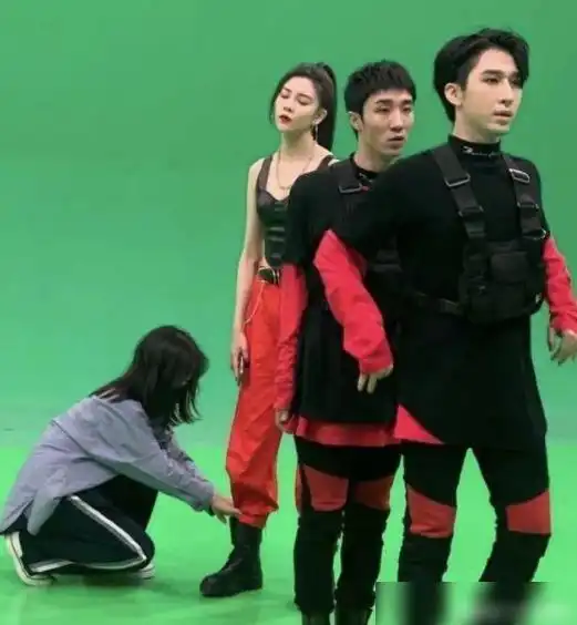 官宣分手后,宋研霏摄影棚显疲惫心情欠佳,不停拿手机语音