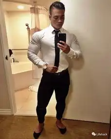 肌肉男千万别穿修身衬衫,要不然....