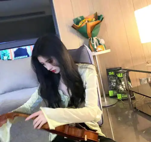 鞠婧祎晒下班自拍视频皮肤白皙少女感十足