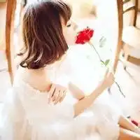 求女生手拿一朵玫瑰的头像越多越好