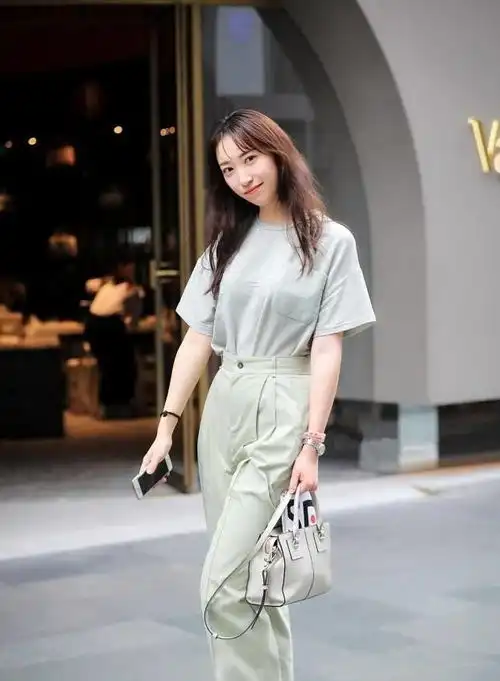 年轻美女街拍面目俊俏的美女,甜美显气质