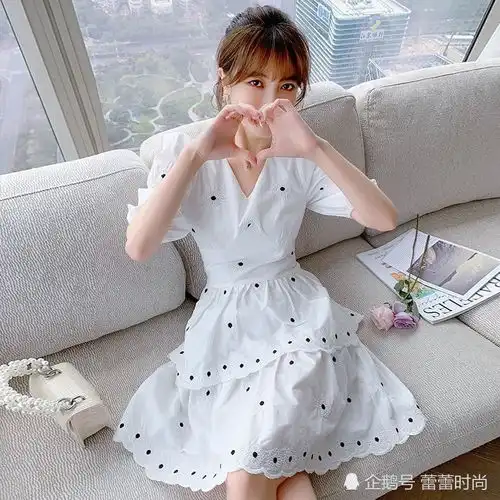 2021夏季新款女法式小清新气质收腰设计感灯笼袖小个子白色连衣裙