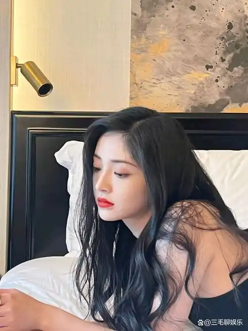 小仙女周洁琼,优雅曼妙,明艳风情,也太甜了吧