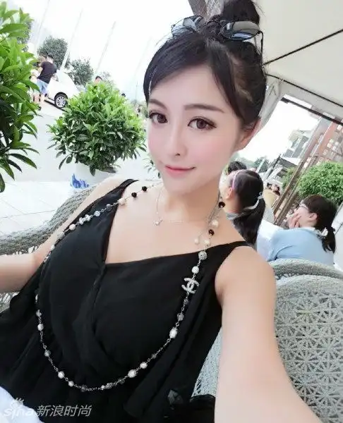 复旦校花再曝性感照大胸有痣成标志