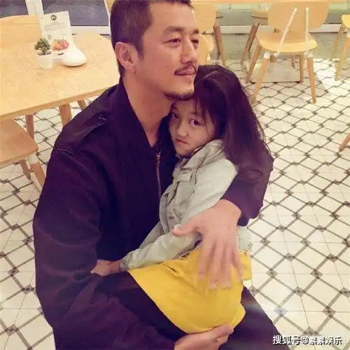 李嫣凌晨给李亚鹏送生日祝福3个图片寓意很特别,展现父女情深