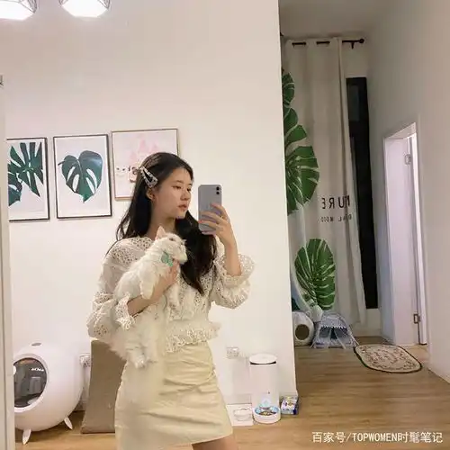 赵露思撞衫孔雪儿,同款甜美小白裙,清纯白兔和妩媚狐狸你爱谁