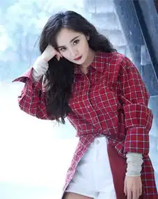 杨幂穿衬衫配短裤高调秀身材长腿细腰女神范十足,这身材真绝了