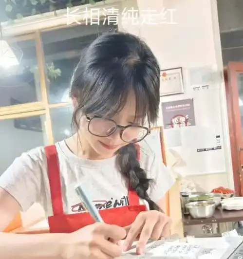 女孩高考后餐馆打工长相清纯受欢迎,老板都是冲着她来的