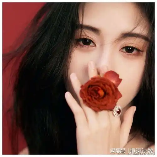 鞠婧祎换新微博头像,玫瑰女神魅力四溢