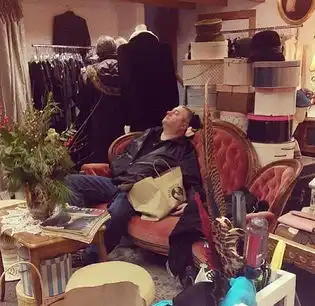 英媒曝男士商场购物可怜照