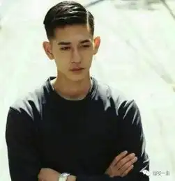 萧亚轩找了小自己16岁的大学生男被喷借机上位,看完他的背景..