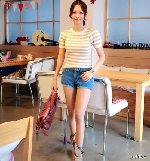 修身有型的牛仔裤美女,气质优雅,回头率特别高