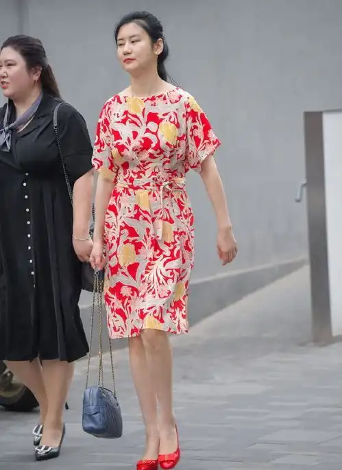 美女与闺蜜逛街,穿复古连衣裙展现苗条身材,性感又减龄