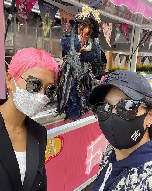 55岁刘嘉玲扮兔女郎,50岁黎姿扮猫女,42岁的她陪孩子超幸福