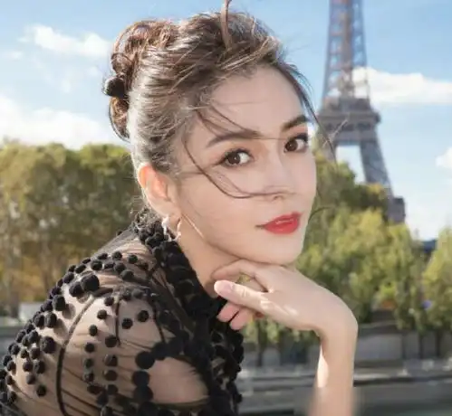 baby跑男路透曝光,身穿红色古风斗篷,生图颜值让女生都心动
