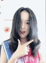 搞笑gif趣图妹子你多大的人了,还以为你是小孩子么