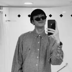 最近自拍挡脸男生头像突然火了春天等风我等你