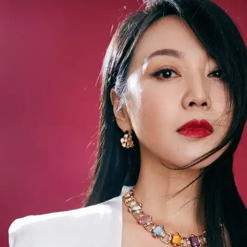 闫妮在悲伤时演喜剧,无人能及,50岁活成18岁的样子