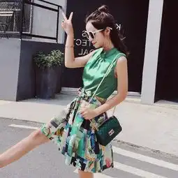 三伏天超热,阔腿裤别穿了瞧瞧下边女人这穿搭,显嫩美炸透心凉