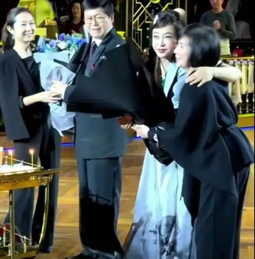 刘晓庆庆祝70岁大寿,路透照浓妆艳抹难掩老态,与男子热舞心情好