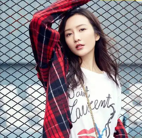 春天怎么穿看看王鸥的格子衬衫t恤,美翻了全场