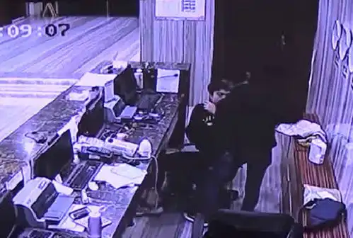 汕头蒙面男子持枪抢走酒店前台2100元