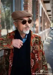 被65岁的大叔帅哭了当模特,打游戏,玩哈雷他演了一辈子配角,却是中国最会穿衣服的男人