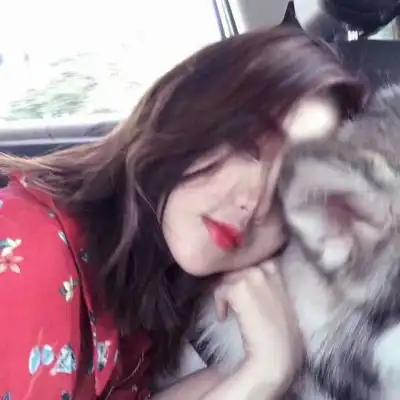 抱布娃娃的qq女生头像