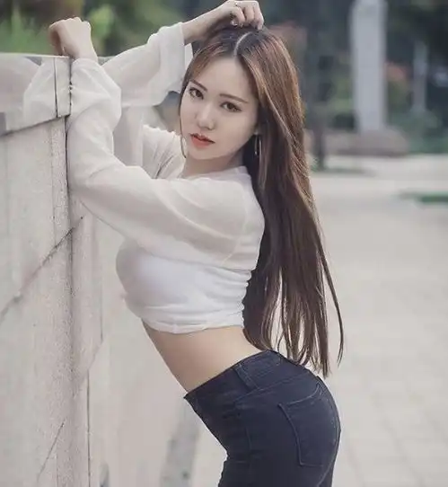 饱满有活力的美女穿上紧身打底裤,凹凸的身形彰显女性独有韵味