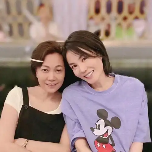 李亚鹏接女儿回家上演摸头杀14岁李嫣身高直逼父亲