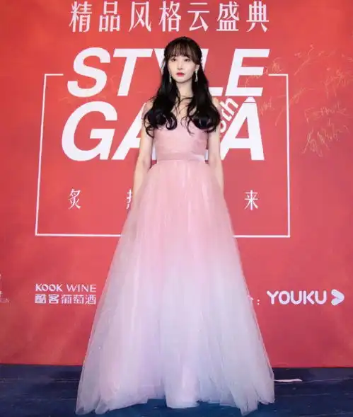 郑爽一身粉晶渐变流沙长裙,造型和外形纷纷登上热搜