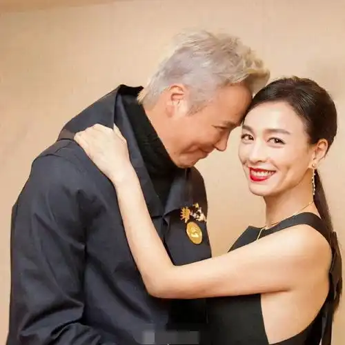 嫁给林瑞阳14年,50岁张庭越发年轻,她才是真正的不老女神