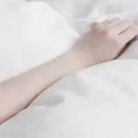 留不住的人血液里住着风伤感个性女生头像