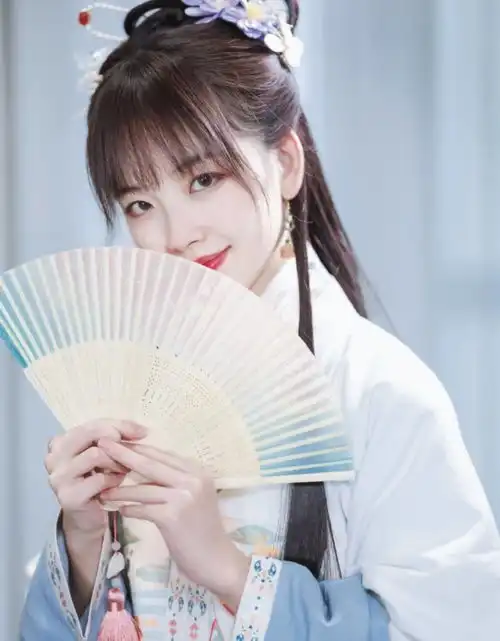 不愧央视最美女记者王冰冰汉服造型仙气飘飘简直太好看了吧