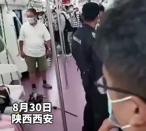 女子被保安拖拽下车衣衫不整,官方女子与人发生冲突拒不下车