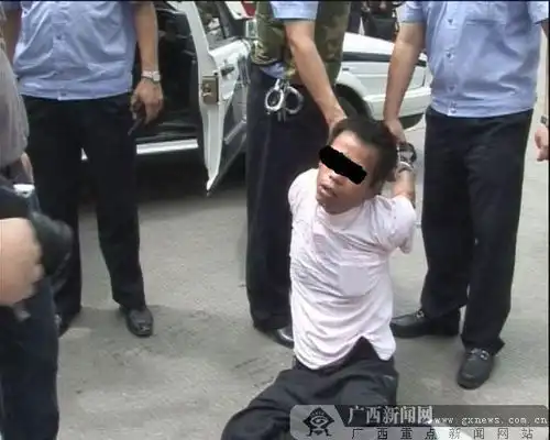 两男子持枪抢劫女车主南宁警民全力擒劫匪