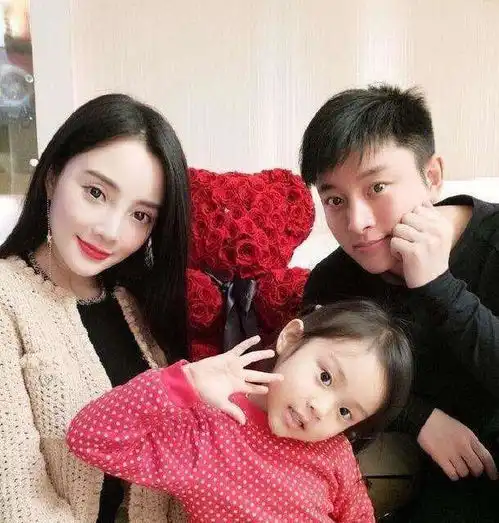 贾乃亮再次现身李小璐住所,两人相处半小时,被网友猜测有望复合