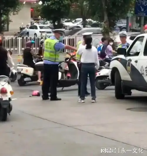 一女子电动车被交警强扣的新闻引起了广泛关注,你怎么看