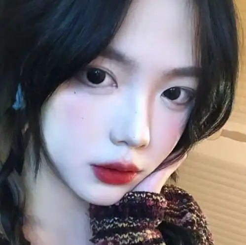 网易云热评他烟瘾一向很大,后来他爱上了一个女孩,有一次他抽烟时