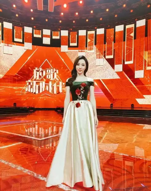 李思思原来也是一个气质美女,和董卿有的一拼,怪不得能上春晚