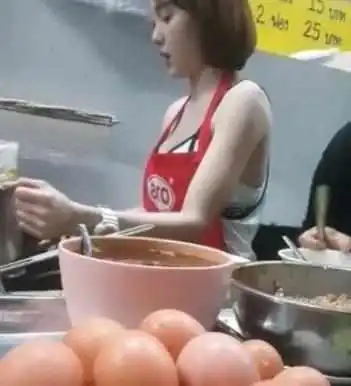 女大学生辞职后卖煎蛋,男顾客络绎不绝,只因她长的实在是美